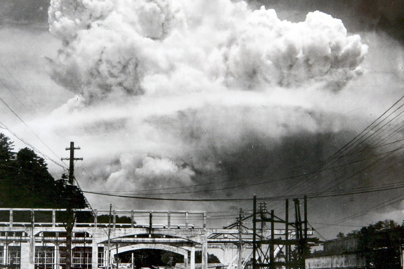 Nagasaki am 9. August 1945: Eine pilzförmige Rauchsäule steigt nach der Explosion der Atombombe in den Himmel. 70.000 Menschen wurden getötet, 75.000 weitere verletzt.