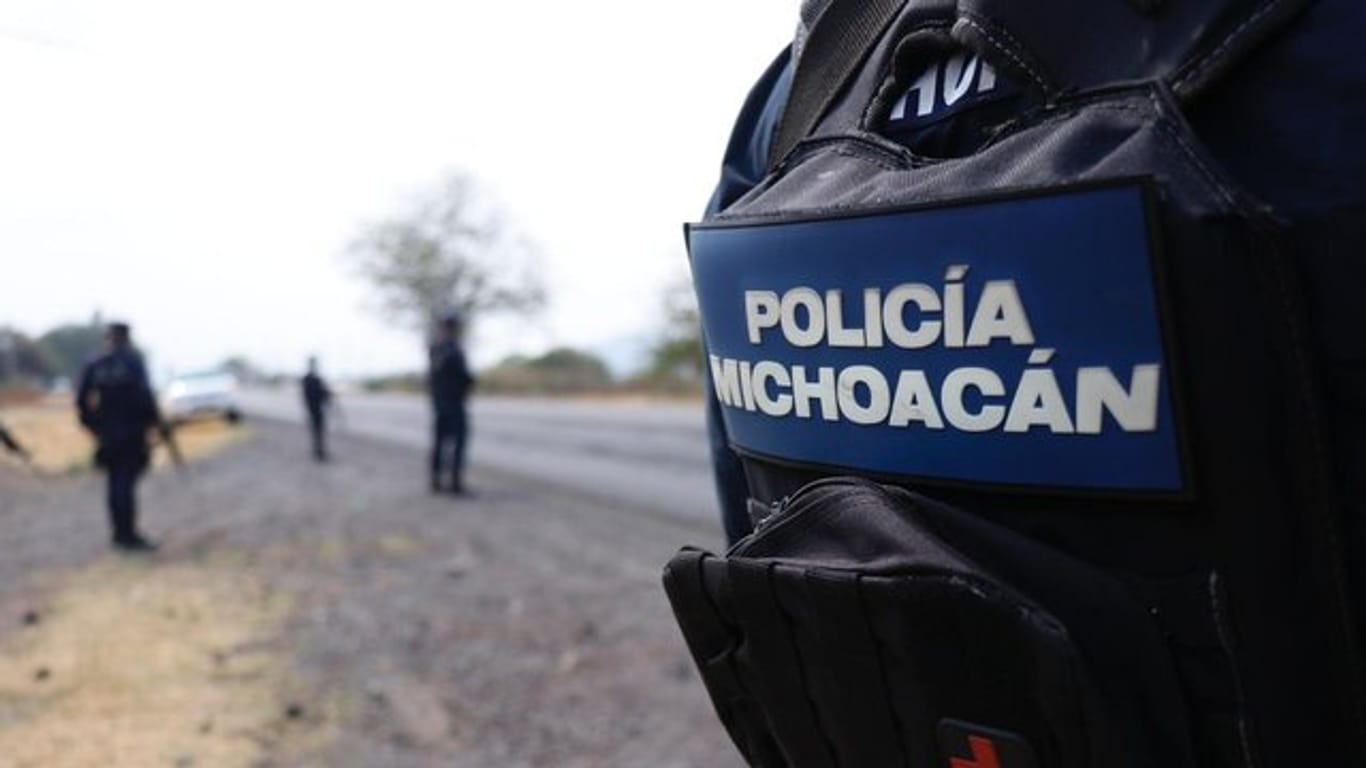 Polizisten bei einem Einsatz an einer Hauptstraße in Uruapan in Mexiko.