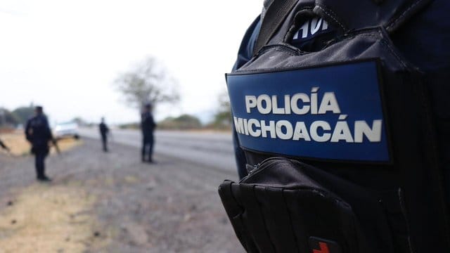 Polizisten bei einem Einsatz an einer Hauptstraße in Uruapan in Mexiko. Polizisten bei einem Einsatz an einer Hauptstraße in Uruapan in Mexiko.
