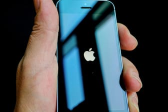 Ein iPhone: Apple bietet bis zu eine Million Dollar Belohnung für das Auffinden von Sicherheitslücken in seiner Software.