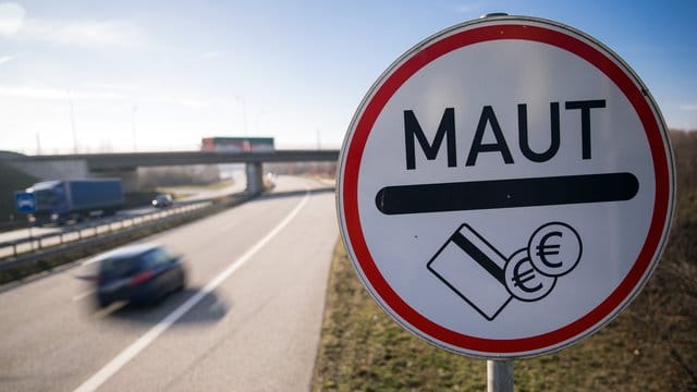 Maut-Schild: Nach dem Scheitern einer Maut mit pauschalen zeitlichen Tarifen wird nun über andere Modelle diskutiert.