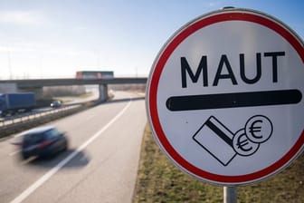 Maut-Schild: Nach dem Scheitern einer Maut mit pauschalen zeitlichen Tarifen wird nun über andere Modelle diskutiert.