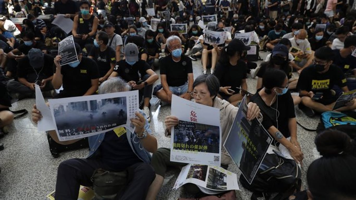 Demonstranten protestieren auf dem Flughafen in Hongkong.