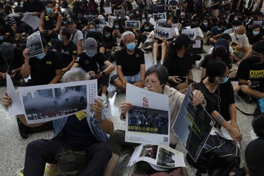 Demonstranten protestieren auf dem Flughafen in Hongkong.