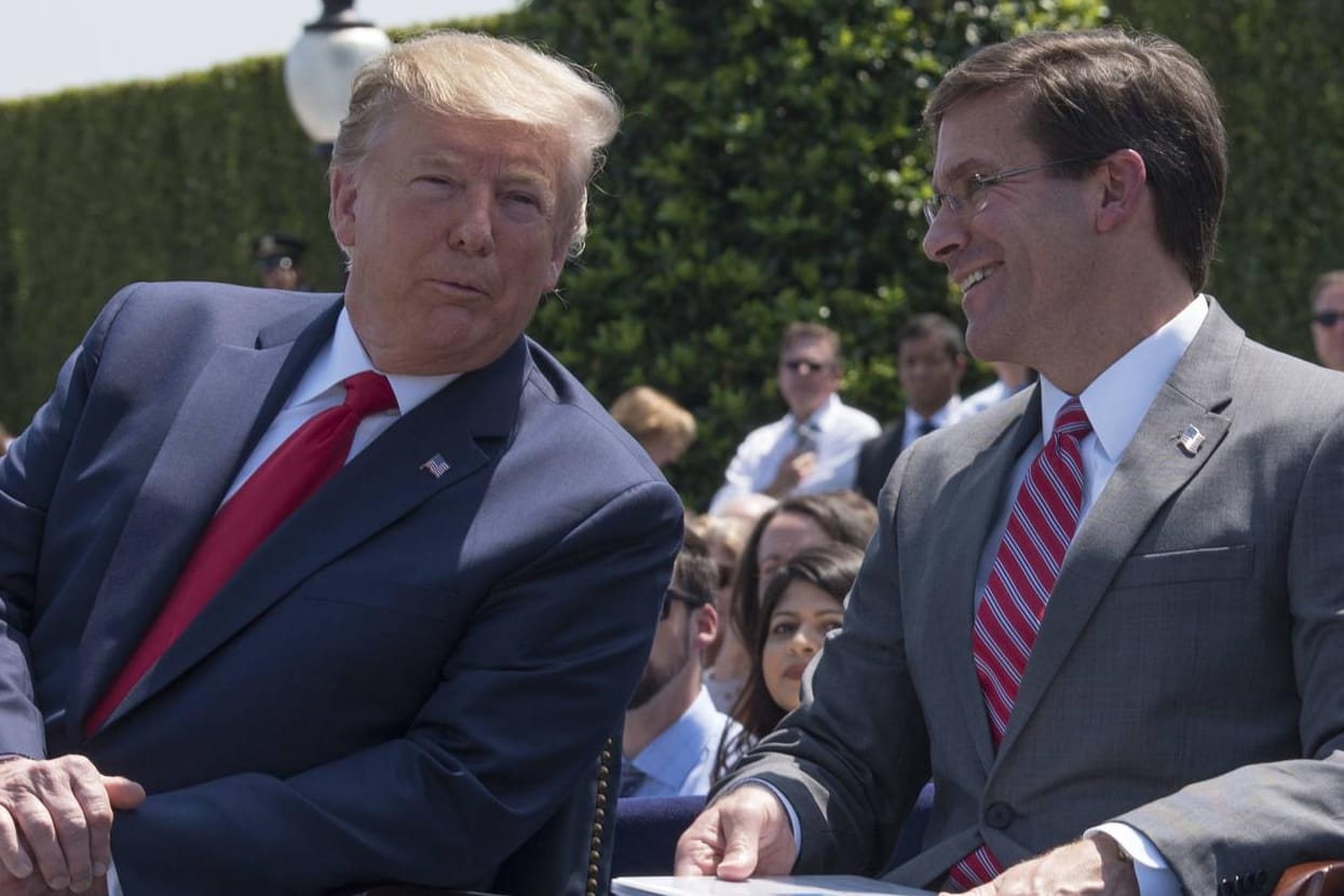 Donald Trump mit seinem neuen Verteidigungsminister: Marc Esper setzt trotz der letzten Raketentests weiter auf Gespräche mit Nordkorea.