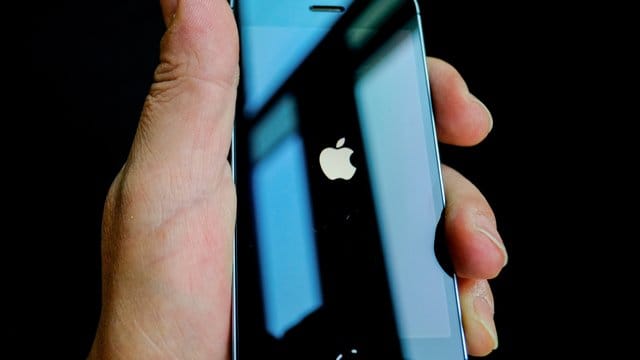 Das Apple-Logo auf dem Display eines iPhone SE. Das Apple-Logo auf dem Display eines iPhone SE.