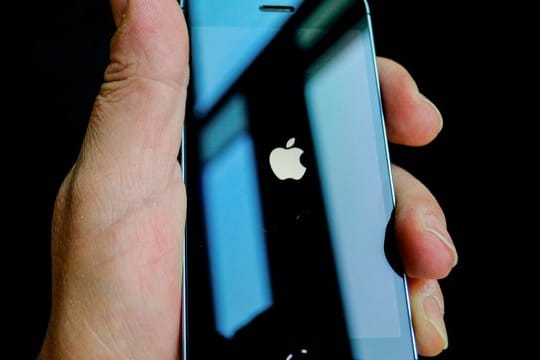 Das Apple-Logo auf dem Display eines iPhone SE.