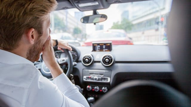Müdigkeit kann hinter dem Steuer schnell gefährlich werden.