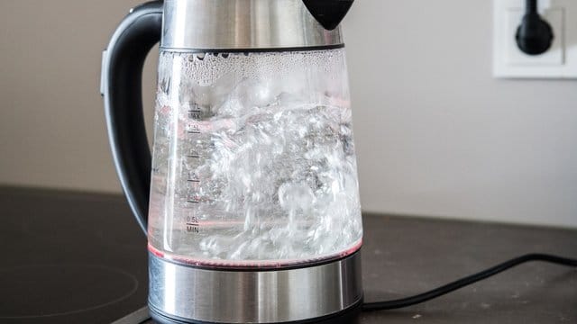 Der Wasserkocher bereitet heißes Wasser am schnellsten und günstigsten zu.