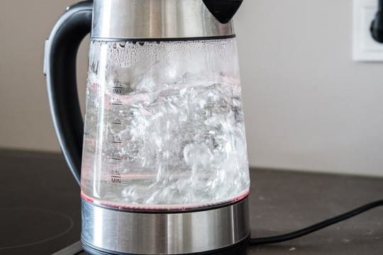 Der Wasserkocher bereitet heißes Wasser am schnellsten und günstigsten zu.