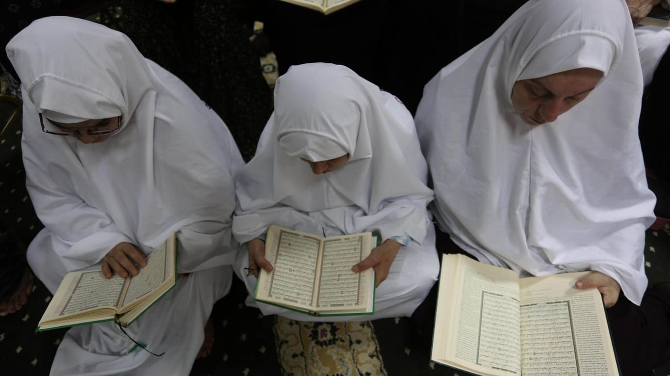 Muslimische Pilger in Mekka: Wer Vers 4:34 heute interpretiert, muss klarstellen, dass Frauen nicht geschlagen werden dürfen.