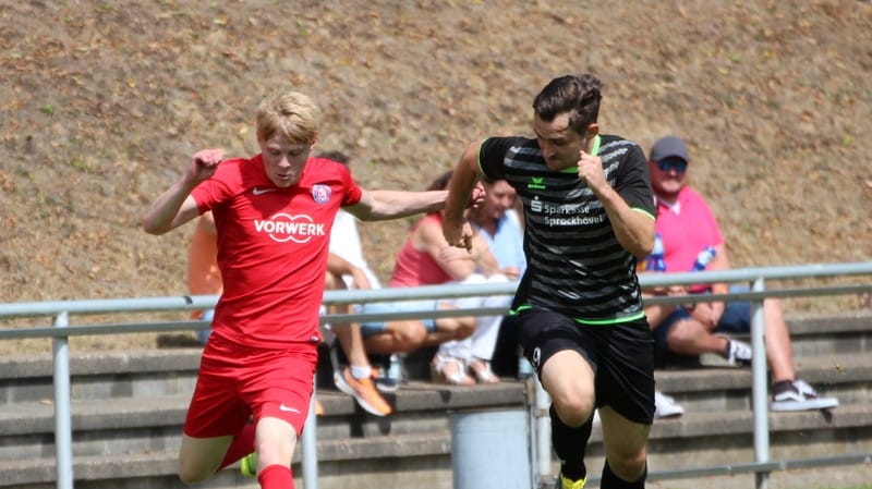 Jan Corsten (links) im Kampf um den Ball: Der U19-Spieler freut sich auf die Partie gegen Borussia Dortmund. Jan Corsten (links) im Kampf um den Ball: Der U19-Spieler freut sich auf die Partie gegen Borussia Dortmund.