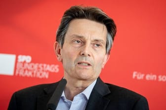 Rolf Mützenich bei einer Pressekonferenz Ende Juni in Berlin.