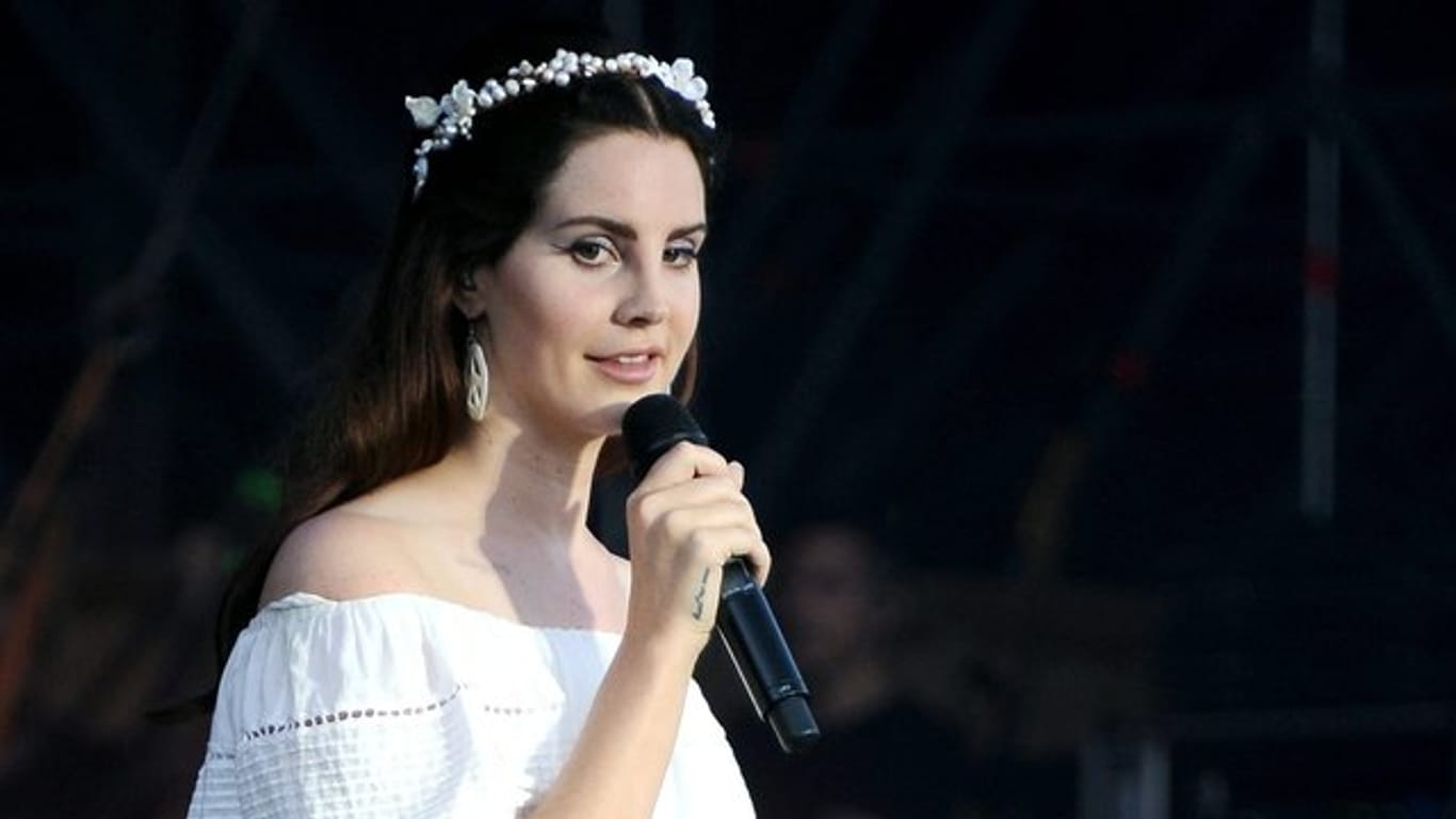 Die US-Sängerin Lana Del Rey protestiert musikalisch gegen Waffengewalt.