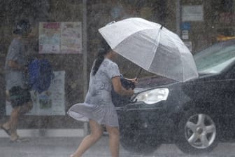 Der Wirbelsturm "Lekima" brachte zunächst heftige Regenfälle nach Nordtaiwan, nun zieht der Taifun nach China.