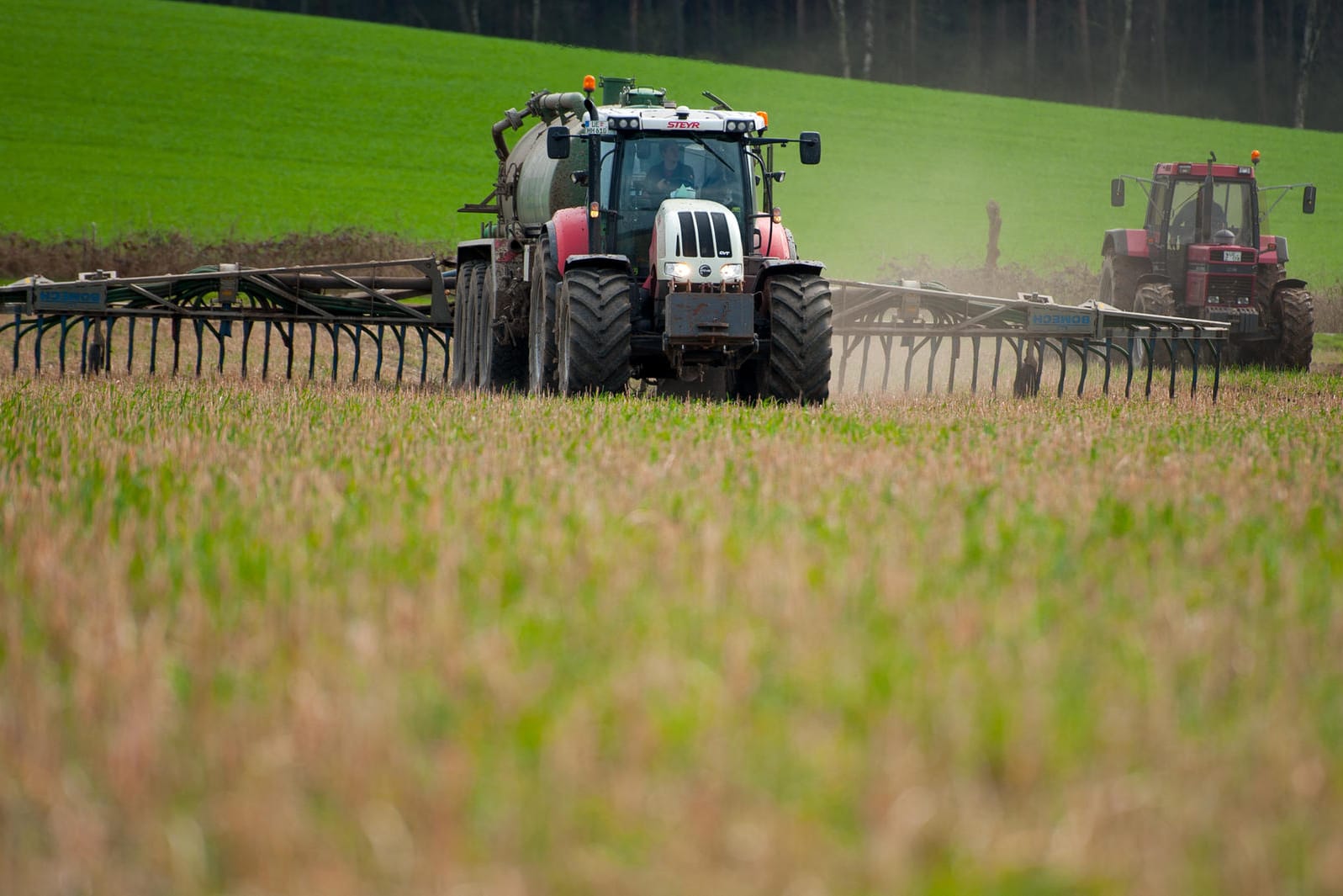 Feld wird mit Gülle gedüngt: Seit Jahren ist das Grundwasser in Deutschland vielerorts massiv mit Nitrat belastet.