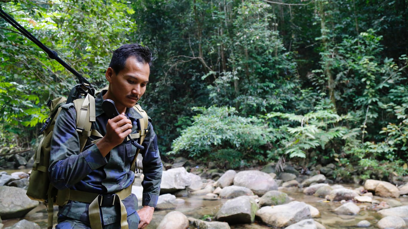Malaysia: Ein Mitglied des Rettungsteams führt eine Such- und Rettungsaktion für das vermisste britische Mädchen im Dschungel durch.