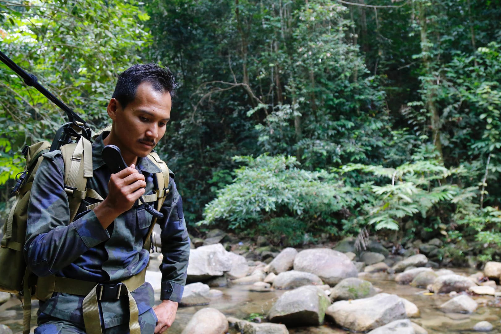 Malaysia: Ein Mitglied des Rettungsteams führt eine Such- und Rettungsaktion für das vermisste britische Mädchen im Dschungel durch.