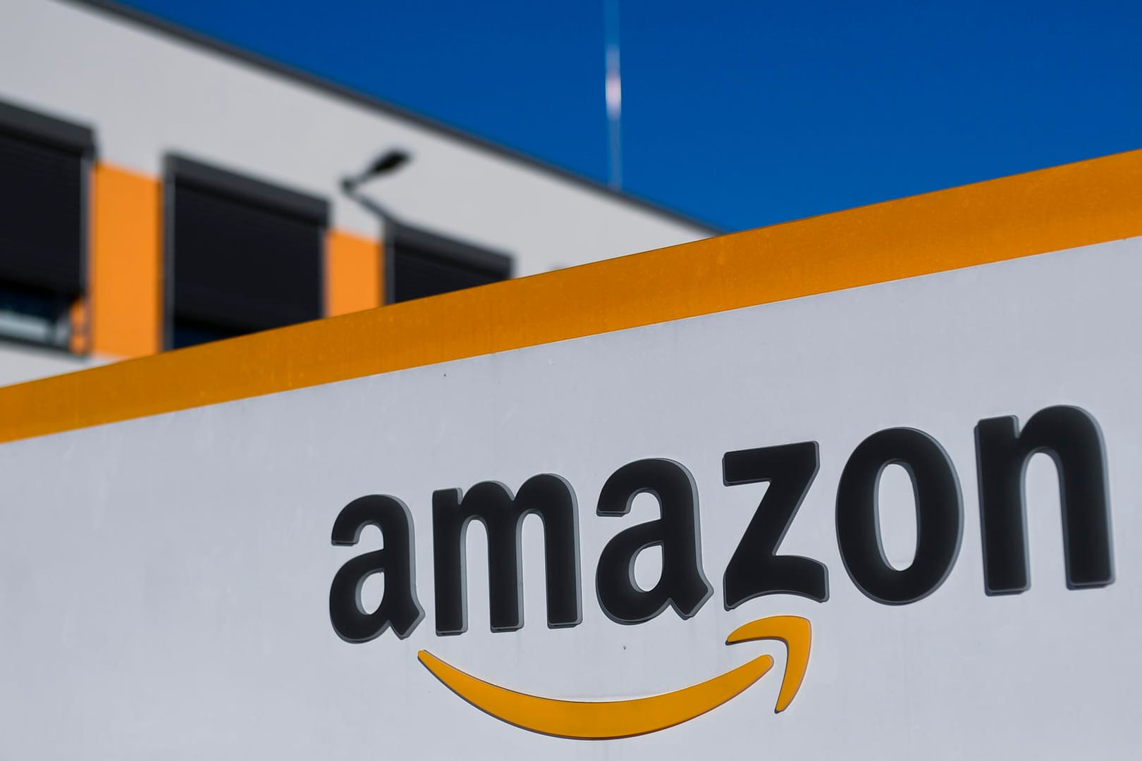 Das Logo von Amazon: Nutzer sollten sich vor zu günstigen Angeboten auf dem Portal hüten.