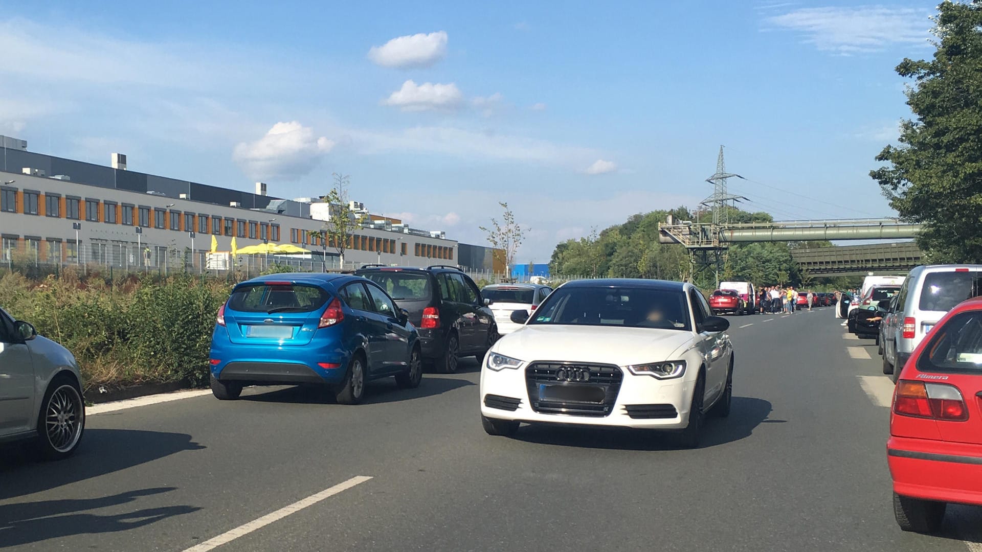 Auto wendet in Rettungsgasse: Nach einem Unfall in Dortmund wurde ein Autofahrer offenbar zu ungeduldig.