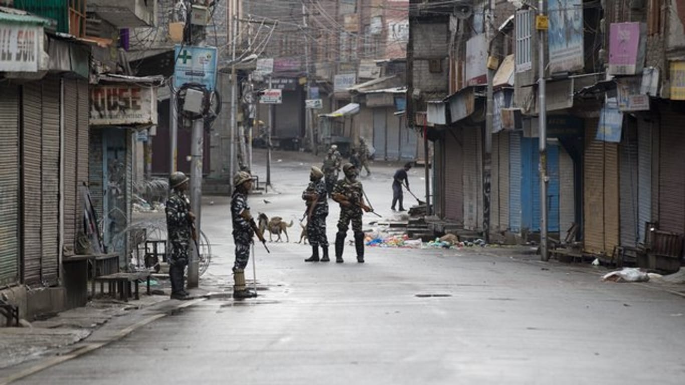 Soldaten bewachen die Kaschmir-Region, auch um Proteste gegen das Vorgehen der indischen Regierung zu verhindern.