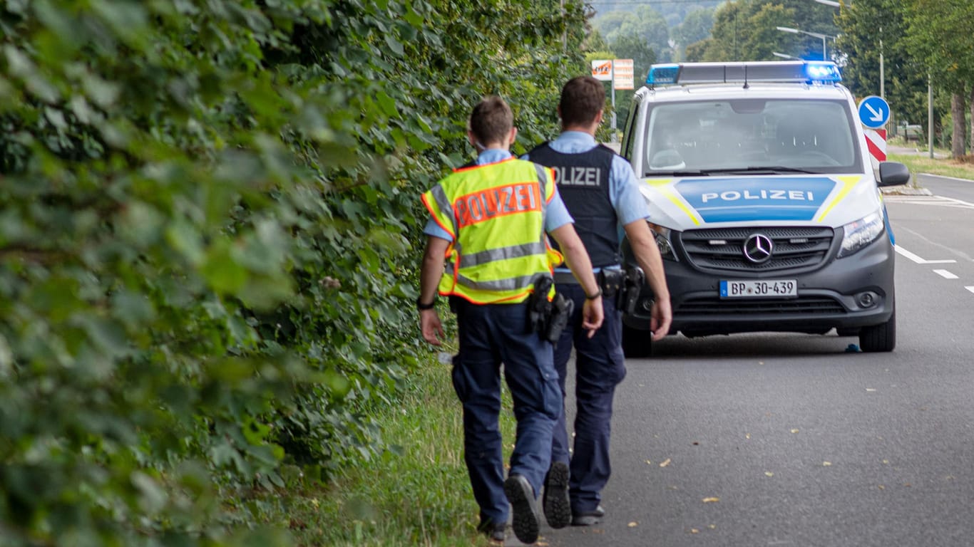 Polizisten am Unfallort: Ein dreijähriges Kind ist in Niedersachsen ums Leben gekommen.