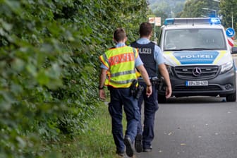 Polizisten am Unfallort: Ein dreijähriges Kind ist in Niedersachsen ums Leben gekommen.