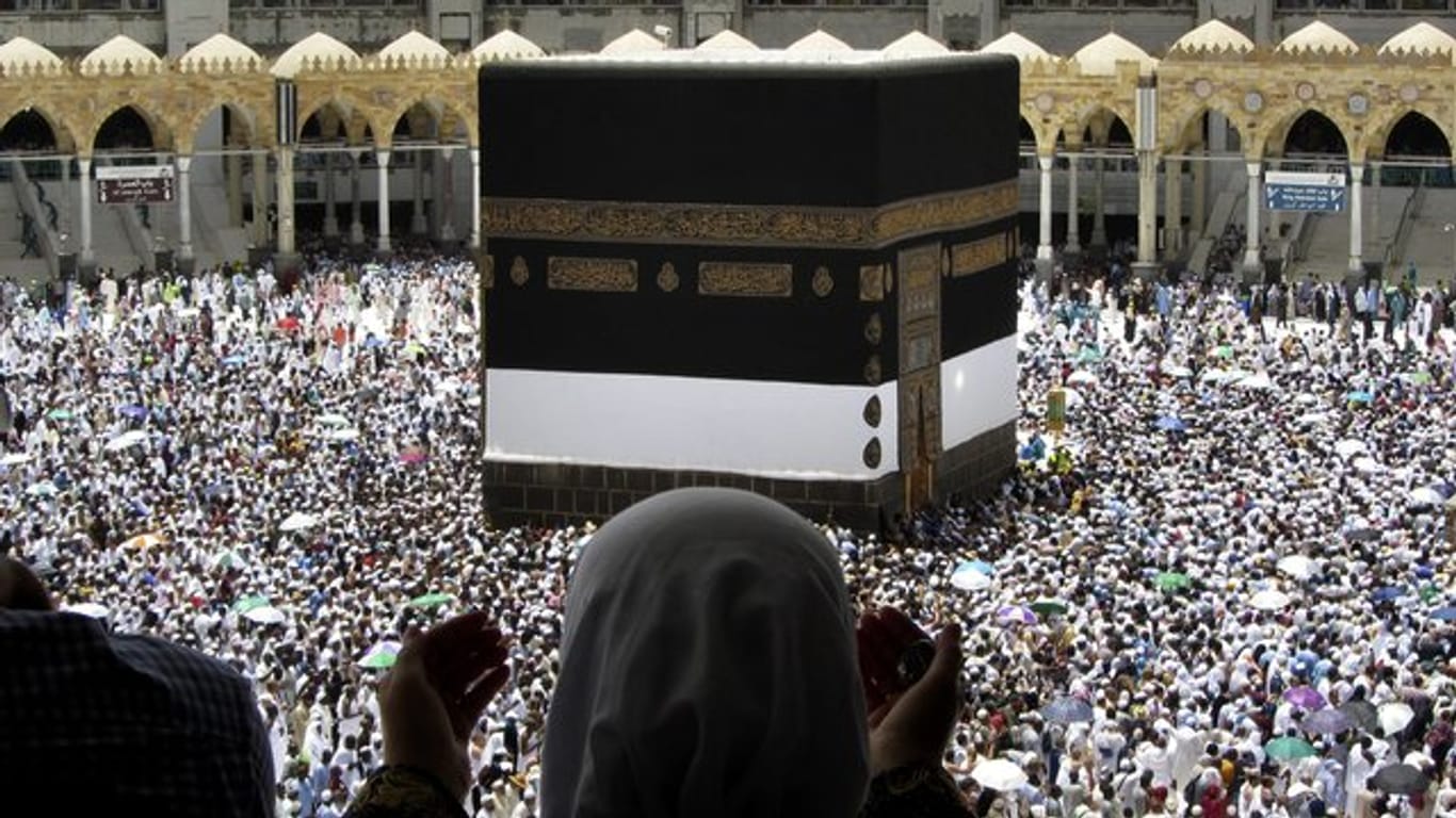 Tausende Pilger gehen um das würfelförmige Gebäude der Kaaba im Hof der Großen Moschee von Mekka herum.