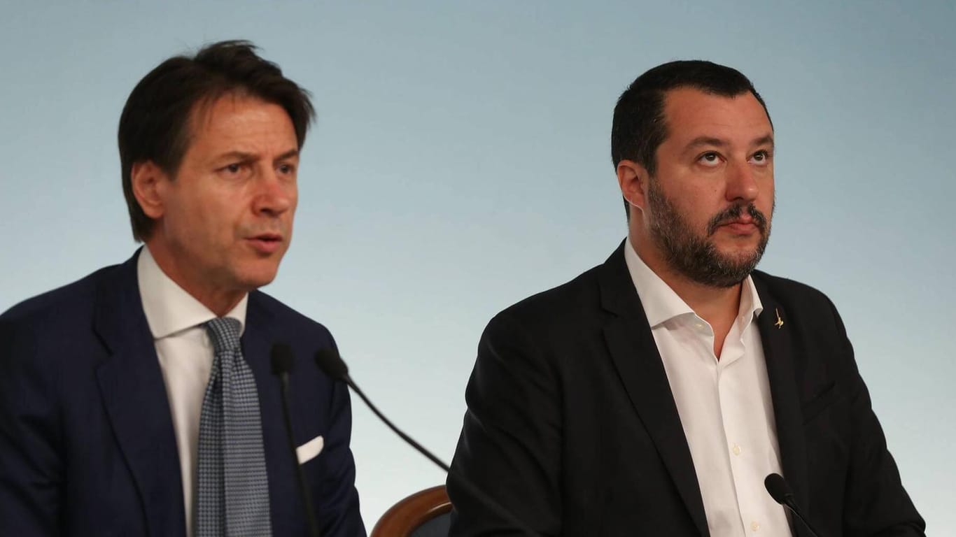 Matteo Salvini (re.) will ein Misstrauensvotum gegen Ministerpräsidenten Giuseppe Conte: Salvinis Ziel sind Neuwahlen in Italien.