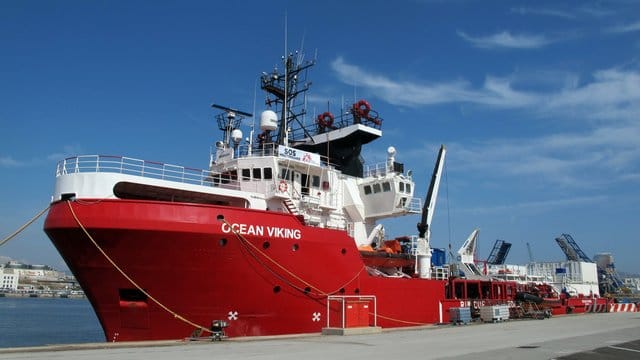 Das Rettungschiff "Ocean Viking" hat aus einem Schlauchboot vor der libyschen Küste Flüchtlinge an Bord geholt. Das Rettungschiff "Ocean Viking" hat aus einem Schlauchboot vor der libyschen Küste Flüchtlinge an Bord geholt.