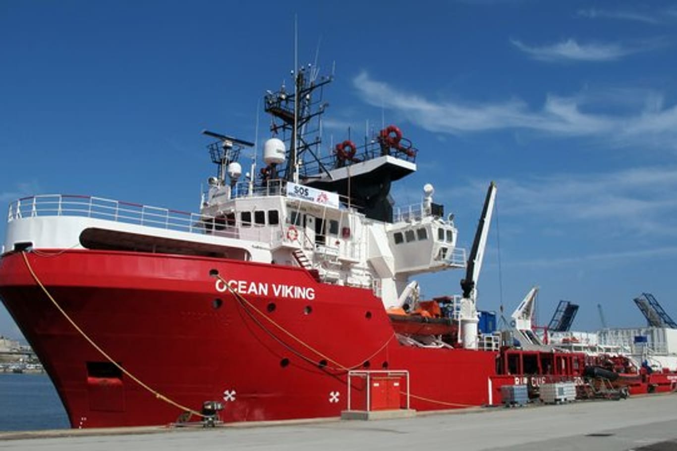Das Rettungschiff "Ocean Viking" hat aus einem Schlauchboot vor der libyschen Küste Flüchtlinge an Bord geholt.