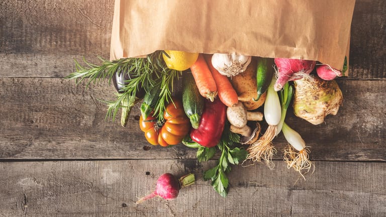 Frische pflanzliche Lebensmittel: Gemüse und Obst versorgen den Körper mit Vitaminen, Mineral- und Ballaststoffen und schützen das Herz vor Krankheiten.