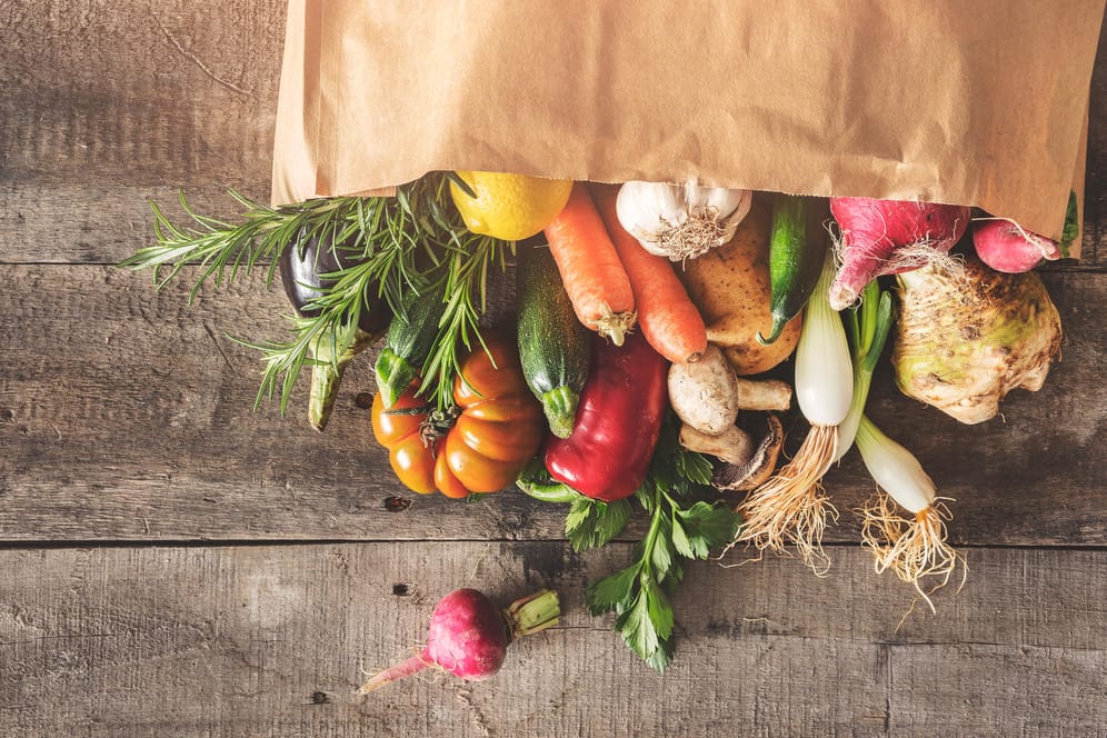 Frische pflanzliche Lebensmittel: Gemüse und Obst versorgen den Körper mit Vitaminen, Mineral- und Ballaststoffen und schützen das Herz vor Krankheiten.