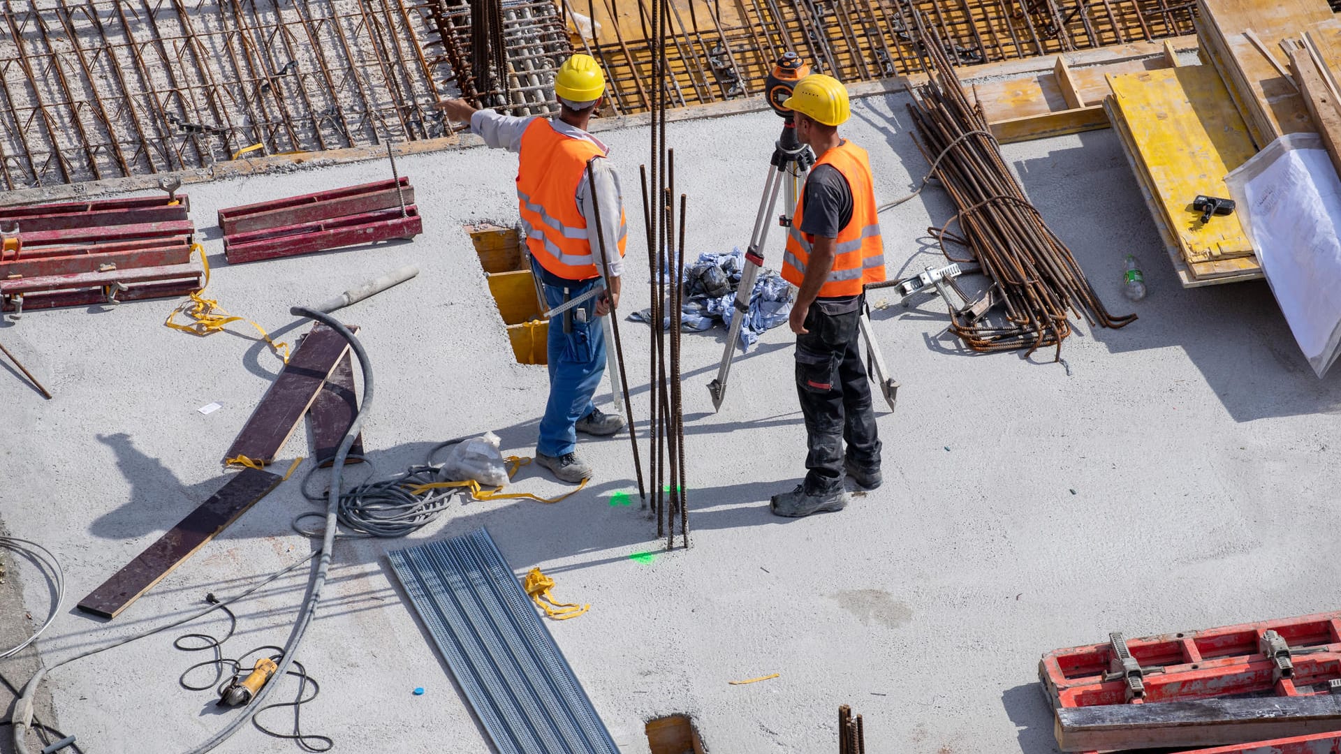 Arbeiter auf einer Baustelle: Die Baubranche wächst in allen Bereichen – auch die Zahl der Beschäftigten steigt.