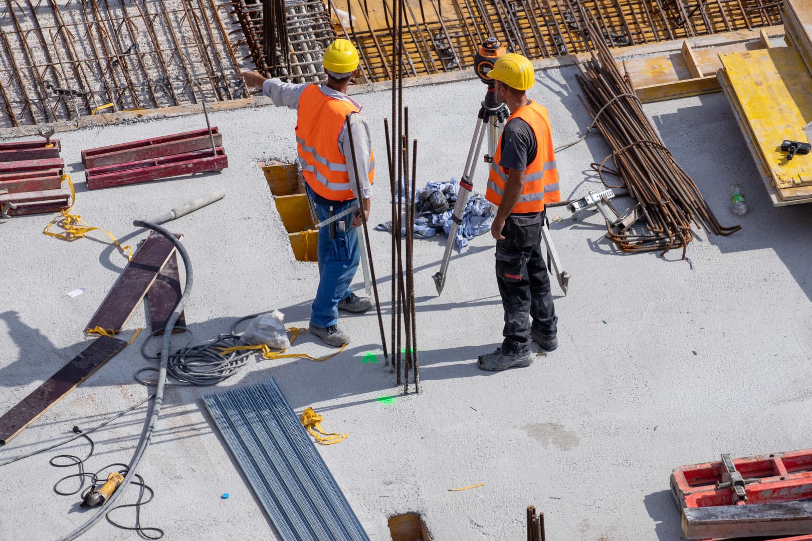 Arbeiter auf einer Baustelle: Die Baubranche wächst in allen Bereichen – auch die Zahl der Beschäftigten steigt.