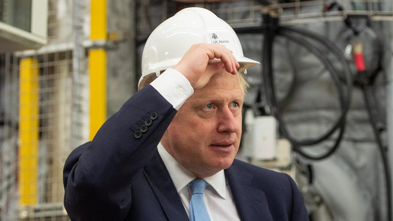 Der britische Premierminister Boris Johnson beim Besuch eines Fusionsforschung-Zentrums in Fulham: Sein Brexit-Kurz ist mit dafür verantwortlich, dass die britische Wirtschaft geschrumpft ist.