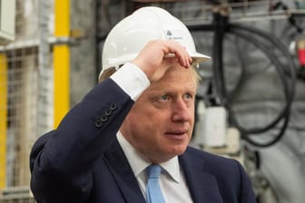 Der britische Premierminister Boris Johnson beim Besuch eines Fusionsforschung-Zentrums in Fulham: Sein Brexit-Kurz ist mit dafür verantwortlich, dass die britische Wirtschaft geschrumpft ist.