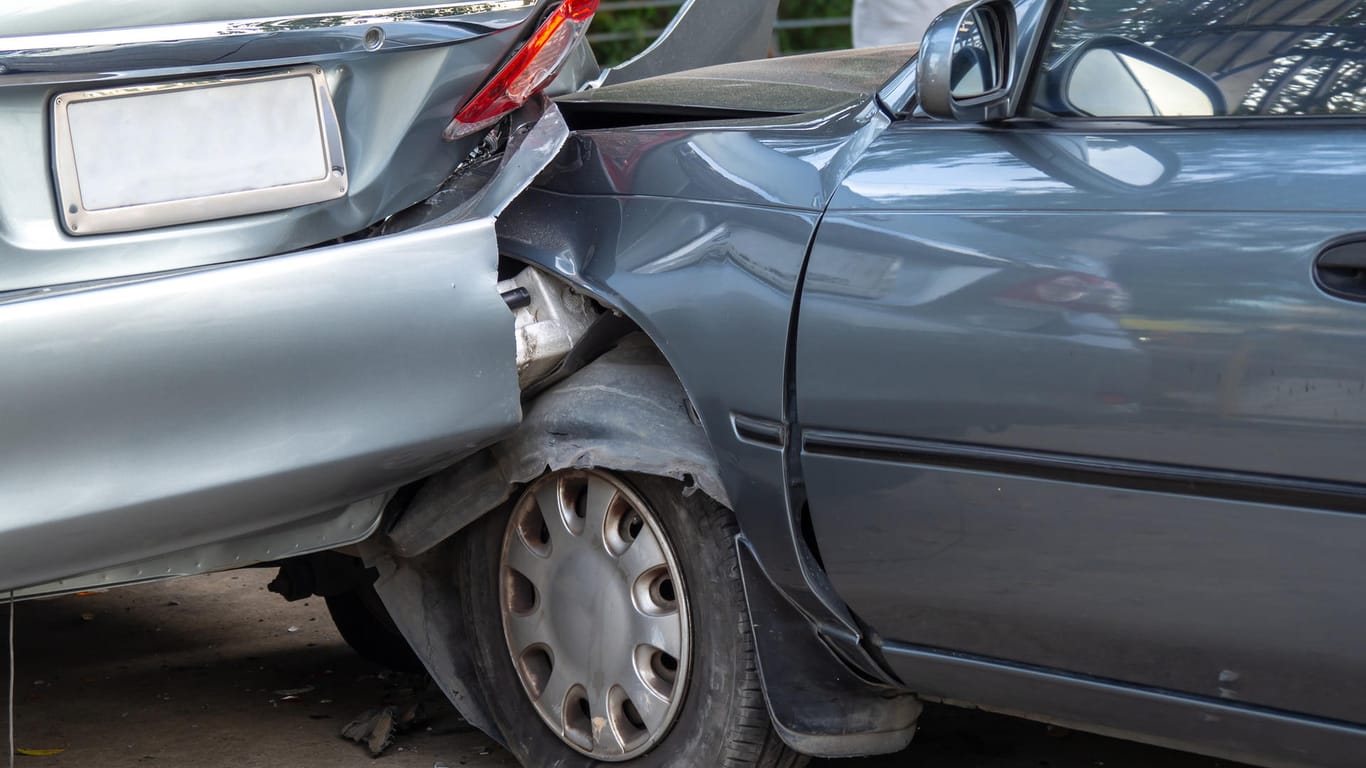 Autounfall: Viele Autofahrer vergessen beim Spurwechsel zu blinken.