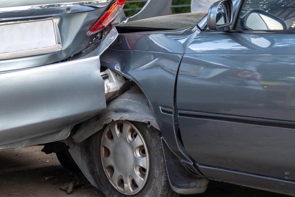 Autounfall: Viele Autofahrer vergessen beim Spurwechsel zu blinken.