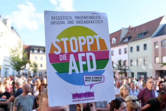 Eine Mehrheit der Wahlberechtigten in Deutschland lehnt nach einer Umfrage eine Zusammenarbeit der anderen deutschen Parteien mit der rechtspopulistischen AfD ab.