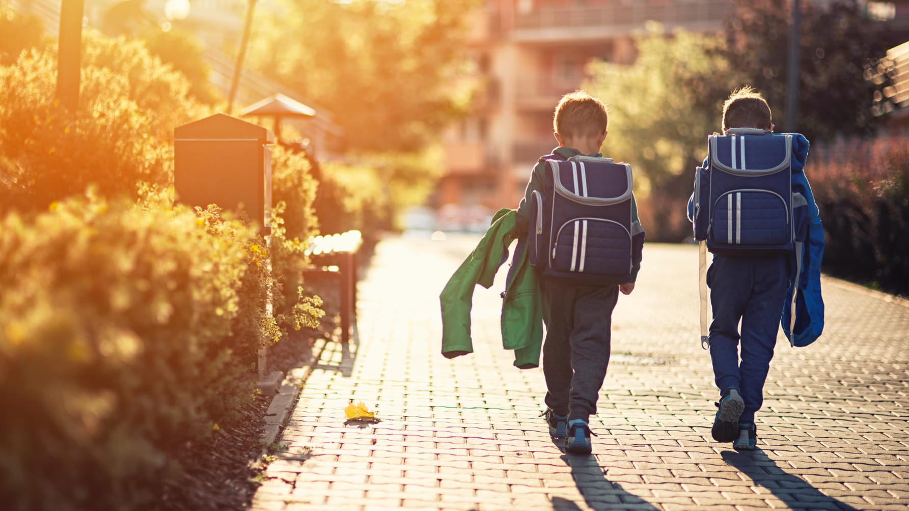 Zwei Kinder auf dem Weg zur Schule: Der kürzeste Schulweg ist nicht immer der sicherste.