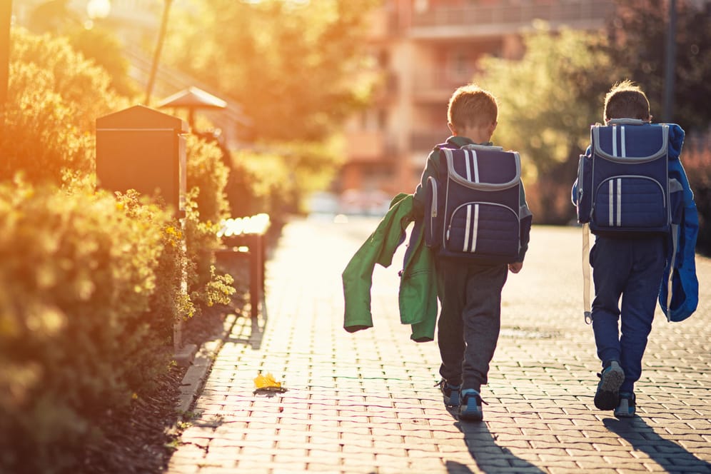 Zwei Kinder auf dem Weg zur Schule: Der kürzeste Schulweg ist nicht immer der sicherste.