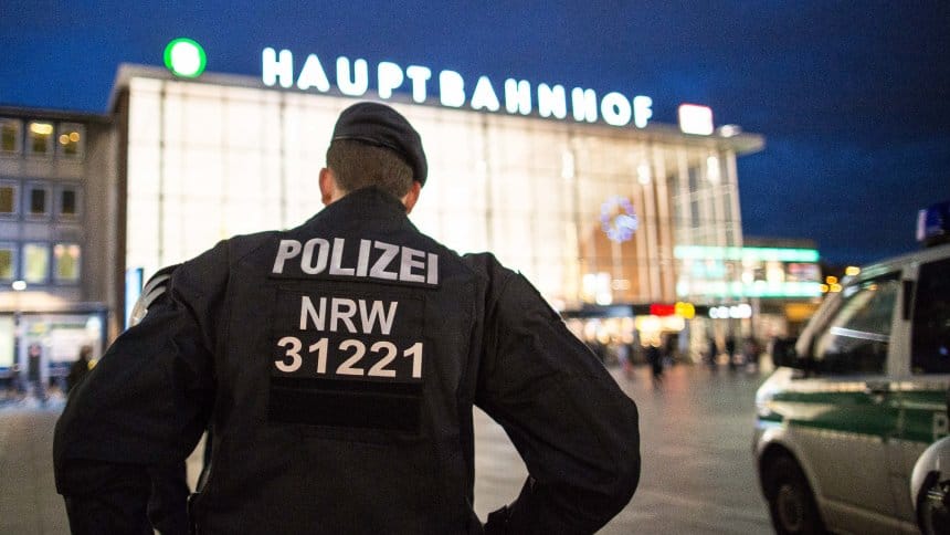 Ein Polizist vor dem Kölner Hauptbahnhof: Dort soll ein Rollstuhlfahrer umgestoßen und ausgeraubt worden sein. (Symbolbild)