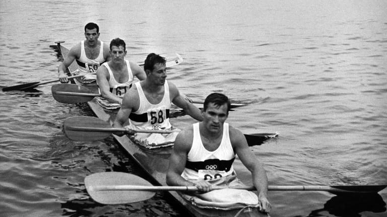 Der deutsche Vierer-Kajak aus Günter Perleberg (v.l.n.r.), Bernhard Schulze, Friedhelm Wentzke und Holger Zander nach dem Finalrennen der Olympischen Sommerspiele in Tokio 1964.
