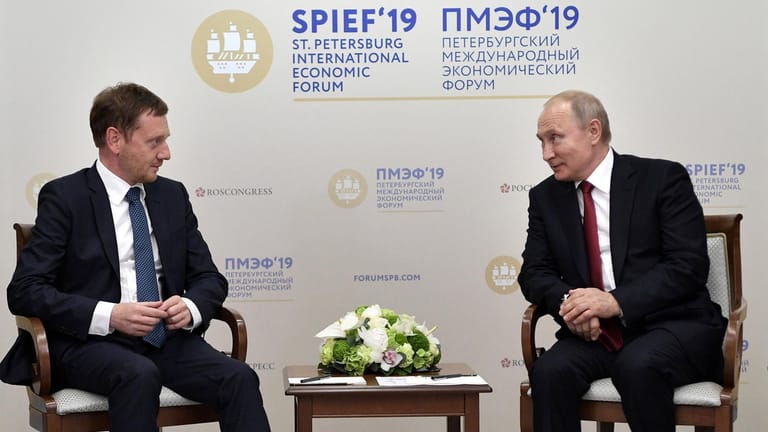 Michael Kretschmer traf Russlands Präsidenten Wladimir Putin im Juni auf einem Wirtschaftsforum in St. Petersburg: Für seine Forderung, die Sanktionen gegen Russland zu überdenken, wurde er scharf kritisiert, aber auch viel gelobt.