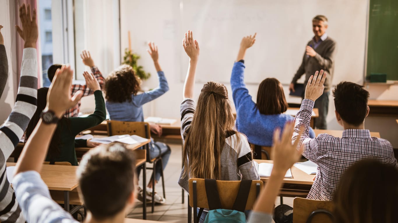 Ein Lehrer steht vor einer Schulklasse: Für jede neue gesellschaftliche Herausforderung braucht man nicht unbedingt ein neues eigenes Schulfach, findet Lehrerverbandspräsident Heinz-Peter Meidinger.