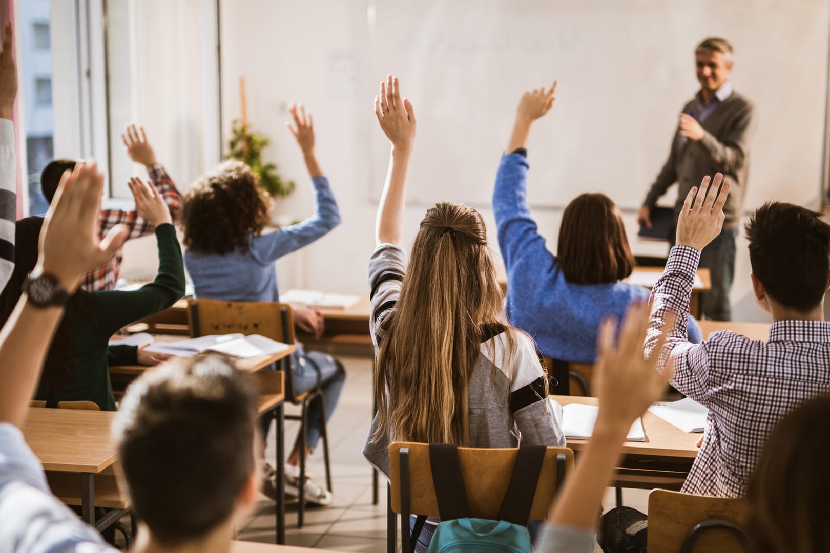 Ein Lehrer steht vor einer Schulklasse: Für jede neue gesellschaftliche Herausforderung braucht man nicht unbedingt ein neues eigenes Schulfach, findet Lehrerverbandspräsident Heinz-Peter Meidinger.