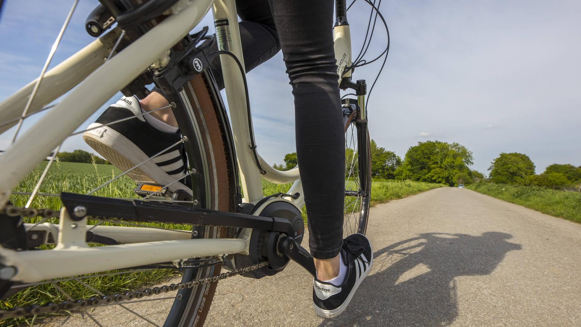 Eine Radfahrerin ist unterwegs: Unbekannte haben ein Drahtseil über einen Radweg gespannt. (Symbolbild)