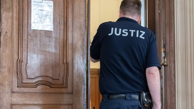 Ein Justizbeamter geht in den Verhandlungssaal im Kriminalgericht Moabit. Ein Justizbeamter geht in den Verhandlungssaal im Kriminalgericht Moabit.