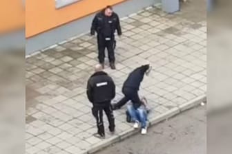 Attacke in Sachsen-Anhalt: Szene aus dem Video, das den Angriff in der Asylunterkunft in Halberstadt zeigt.